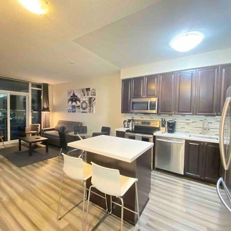 Luxurious 1 Bedroom Den, 1 Bath Condo Square One Мисисага Екстериор снимка