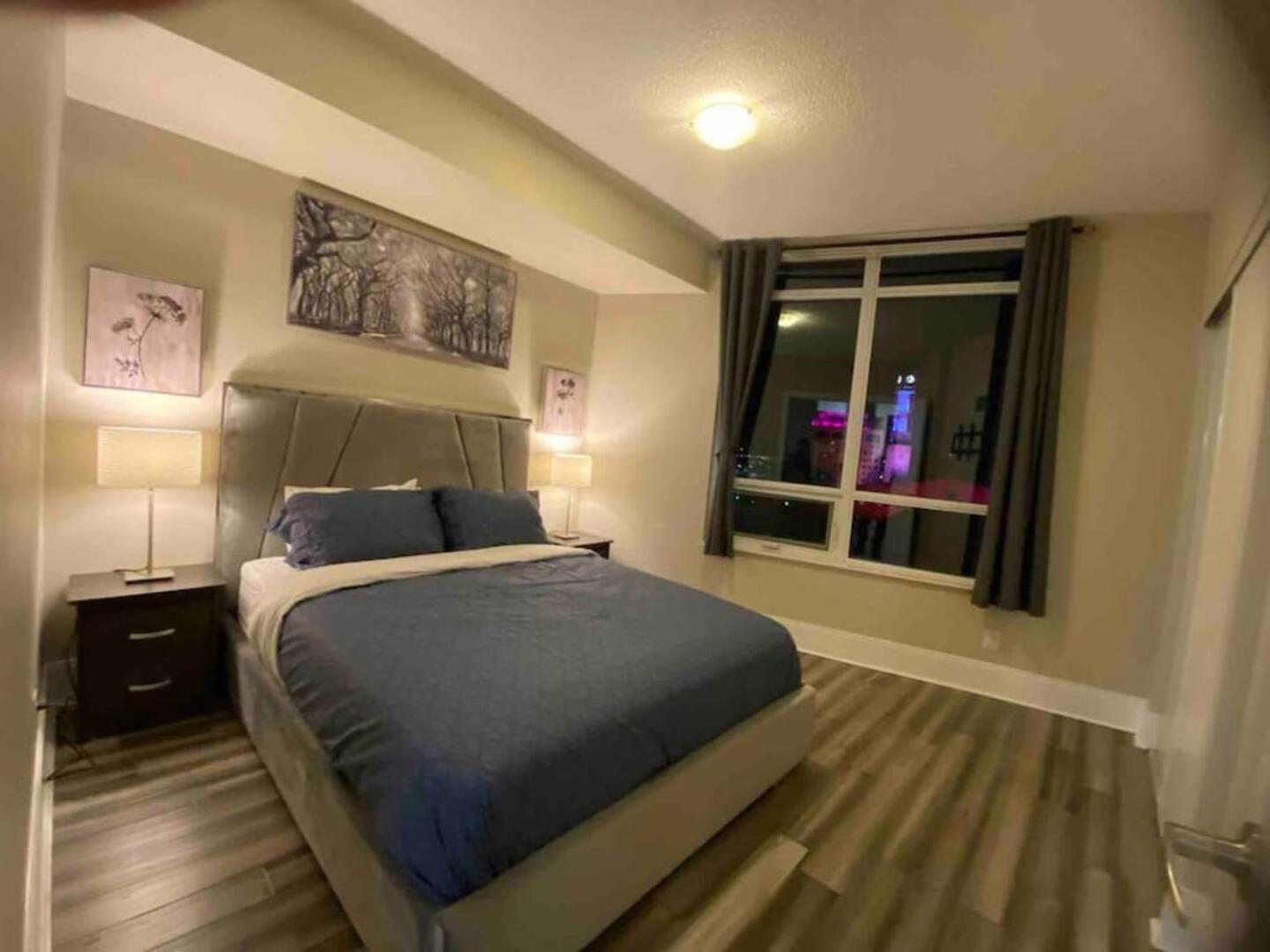 Luxurious 1 Bedroom Den, 1 Bath Condo Square One Мисисага Екстериор снимка