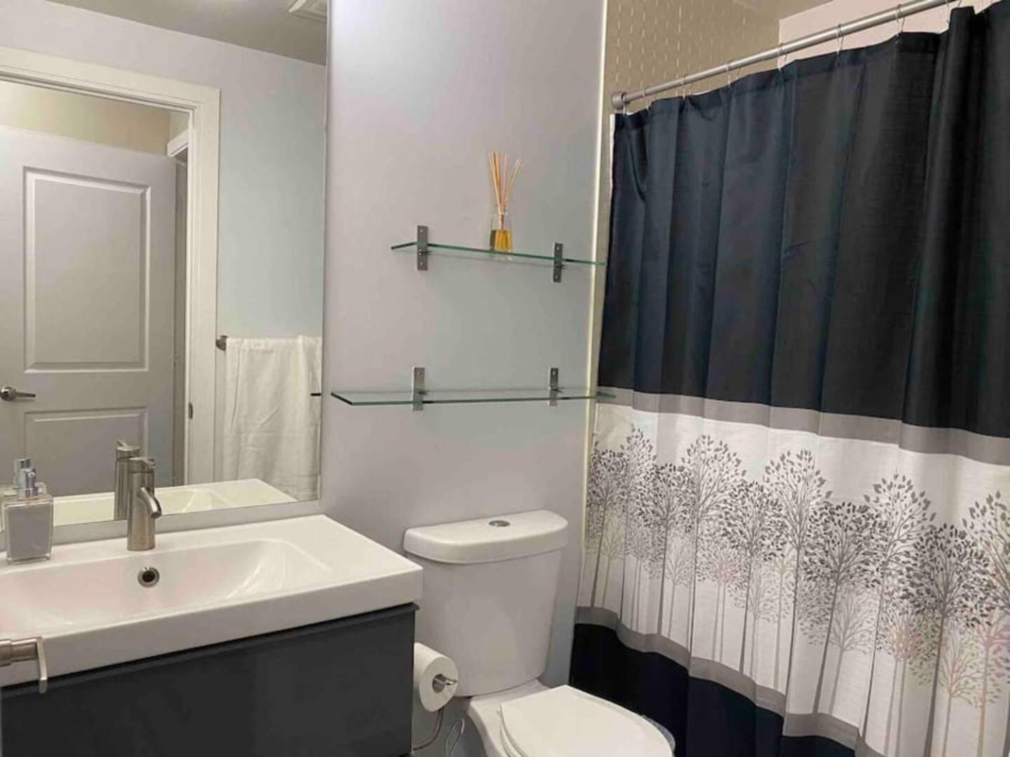 Luxurious 1 Bedroom Den, 1 Bath Condo Square One Мисисага Екстериор снимка